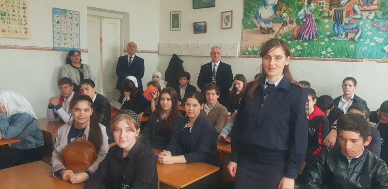 В рамках ОПМ "Дети России" полицейские Северной Осетии организовали школьникам экскурсию в колледж "Электроники и социологии"